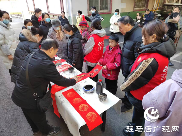 驛城區(qū)西園街道文明路社區(qū)：迎新春 送春聯(lián) 文化年貨暖民心