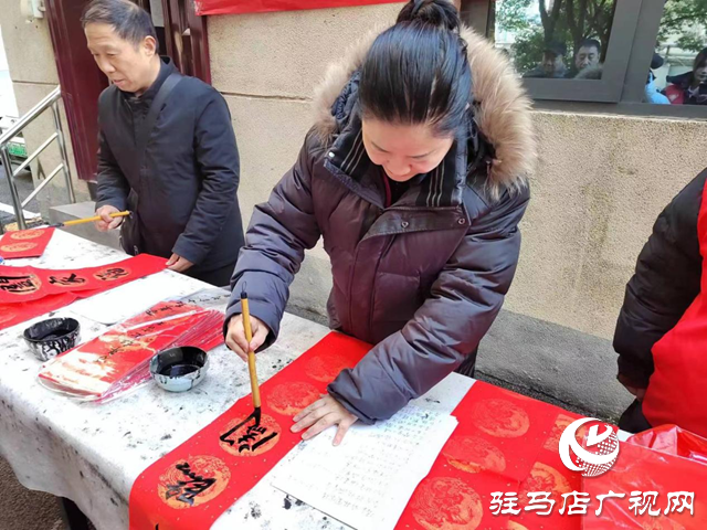 驛城區(qū)西園街道文明路社區(qū)：迎新春 送春聯(lián) 文化年貨暖民心