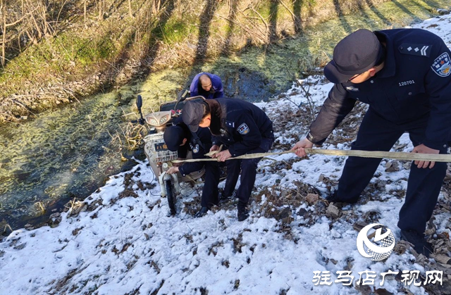 老人車輛側(cè)翻 西平警民合力救援