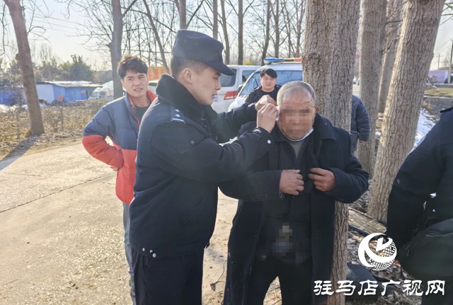 老人車輛側(cè)翻 西平警民合力救援