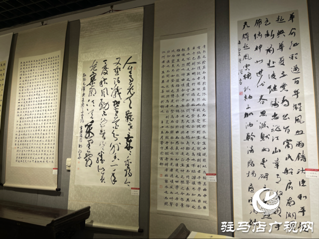 駐馬店市文化館舉行“永遠(yuǎn)聽(tīng)黨話 筆墨潤(rùn)萬(wàn)家”河南大書法作品展