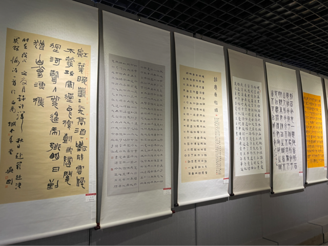 駐馬店市文化館舉行“永遠(yuǎn)聽黨話 筆墨潤(rùn)萬(wàn)家”河南大書法作品展