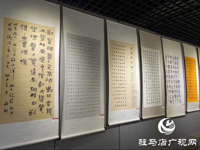 駐馬店市文化館舉行“永遠(yuǎn)聽(tīng)黨話 筆墨潤(rùn)萬(wàn)家”河南大書法作品展