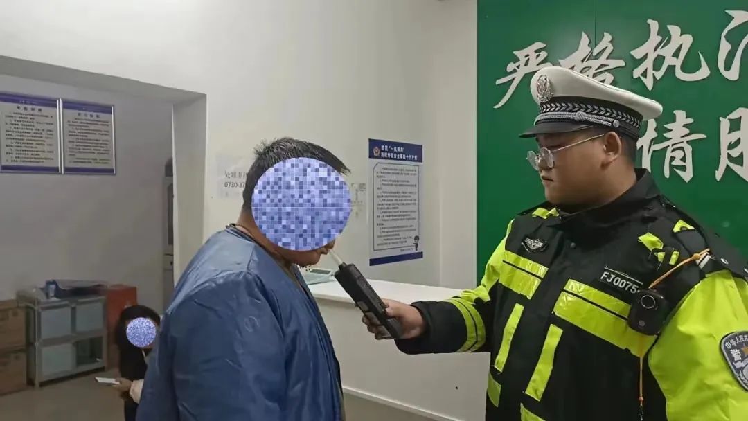 男子酒駕逃逸拉交警投湖，公安：涉襲警罪，已刑拘