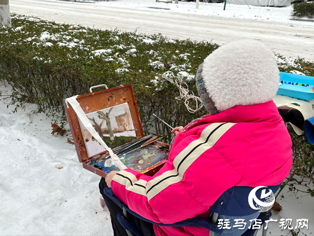 女孩街頭作畫 吸引路人駐足欣賞