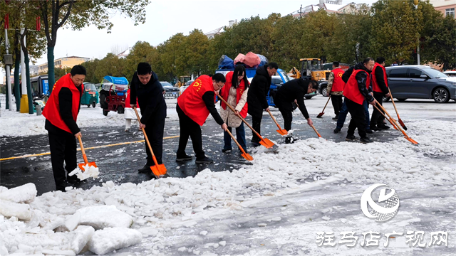 平輿縣清河街道：組織清掃積雪 鏟出溫情“便民路”