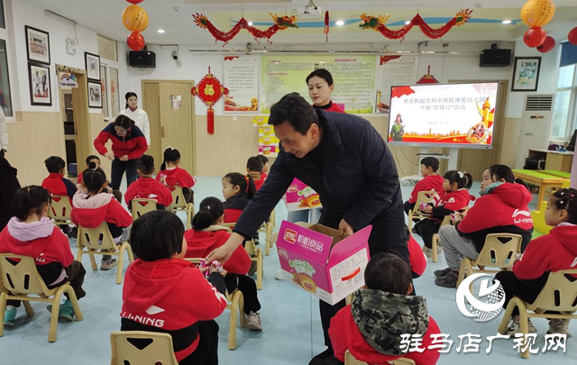 歡樂購超市負(fù)責(zé)人看望市殘聯(lián)博愛幼兒園的孩子們