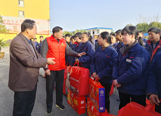 愛心接力學(xué)雷鋒 慰問關(guān)懷暖人心