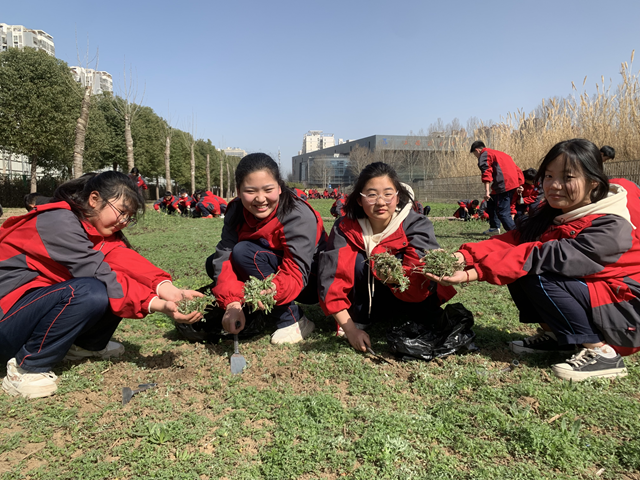 駐馬店市實(shí)驗(yàn)中學(xué)師生：走進(jìn)自然 感受勞動(dòng)之美