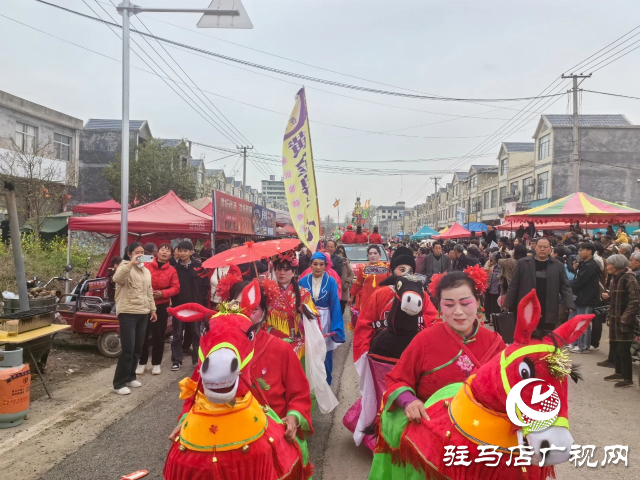 王店大裝現(xiàn)身泌陽縣馬谷田鎮(zhèn)大余莊 人山人海場(chǎng)面壯觀