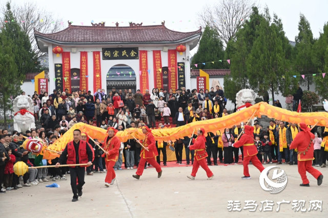 王店大裝現(xiàn)身泌陽縣馬谷田鎮(zhèn)大余莊 人山人海場(chǎng)面壯觀