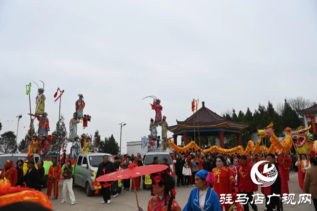 王店大裝現(xiàn)身泌陽縣馬谷田鎮(zhèn)大余莊 人山人海場(chǎng)面壯觀