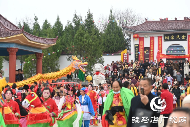 王店大裝現(xiàn)身泌陽縣馬谷田鎮(zhèn)大余莊 人山人海場(chǎng)面壯觀