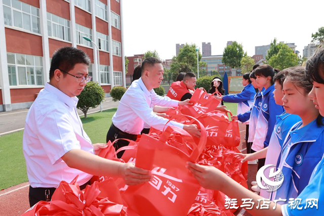 驛城區(qū)志愿服務(wù)聯(lián)合會(huì)組織開(kāi)展愛(ài)心捐贈(zèng)活動(dòng)