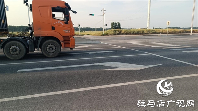 駐馬店這條道路交通標(biāo)線設(shè)置與車流量不符！亟待有關(guān)部門(mén)解決