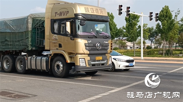 駐馬店這條道路交通標(biāo)線設(shè)置與車流量不符！亟待有關(guān)部門(mén)解決