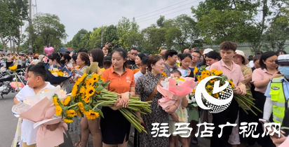 高考結束 鮮花、橫幅…… 親友花式迎接