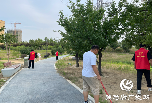 駐馬店職業(yè)技術(shù)學院組織志愿者走進人民公園清撿垃圾