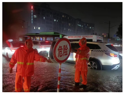 出動人員14700余人，鄭州市城管系統(tǒng)連夜戰(zhàn)強降水