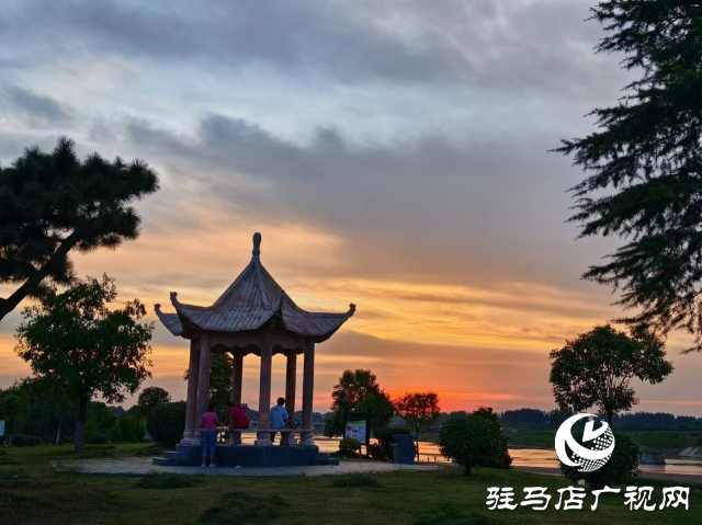 泌陽(yáng)南河公園：晚霞染金的詩(shī)意畫卷