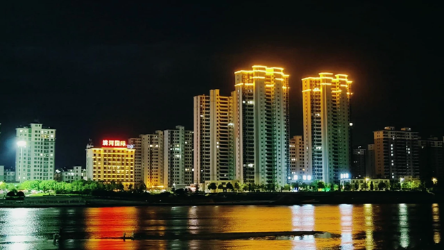 泌陽縣泌水河公園：璀璨燈光扮靚小城夜景