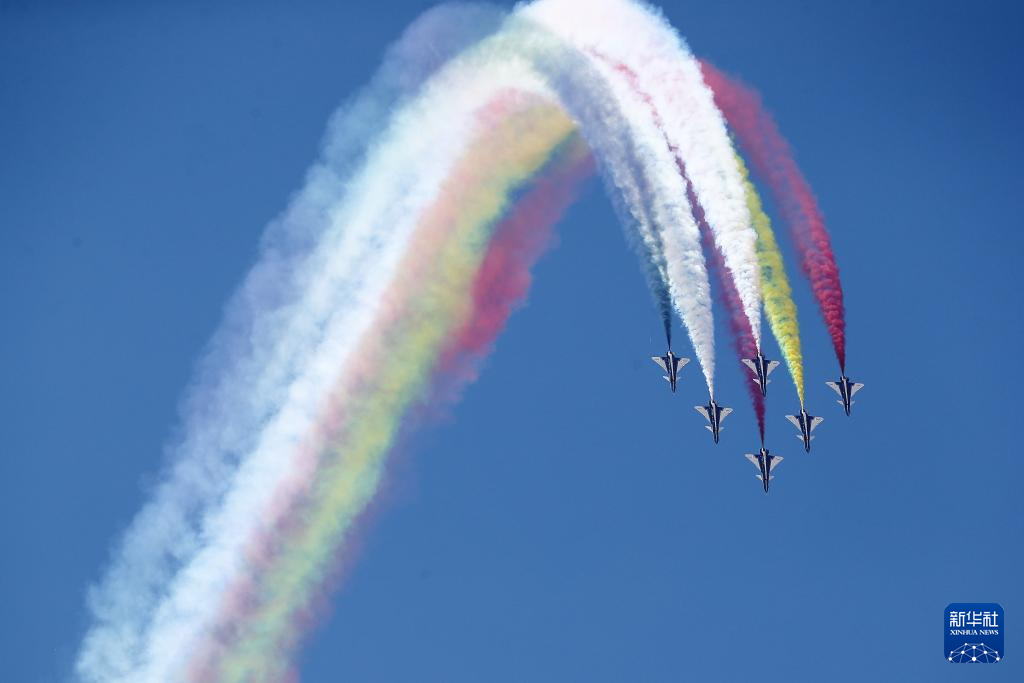 中國空軍八一飛行表演隊(duì)在首屆埃及航展進(jìn)行飛行表演