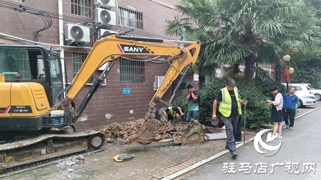 小區(qū)多日遭遇用水難 水務人員排查維修終解決