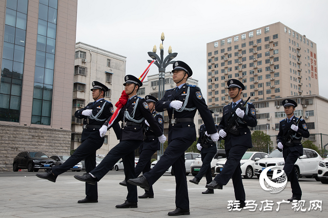 駐馬店市驛城區(qū)公安分局舉行“迎國慶”升國旗活動