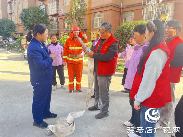 確山縣盤龍街道生產(chǎn)街社區(qū)開展消防安全知識培訓(xùn)暨應(yīng)急演練活動