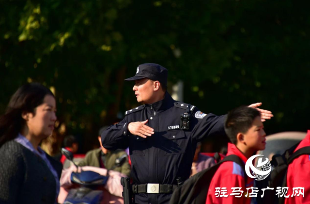 平輿縣公安局：風(fēng)雨無阻“護(hù)學(xué)崗”學(xué)校致謝贈錦旗