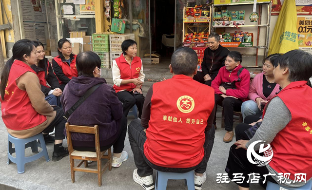 驛城區(qū)雪松街道紗廠社區(qū)：“小板凳”上大課堂 全會(huì)精神深入人心