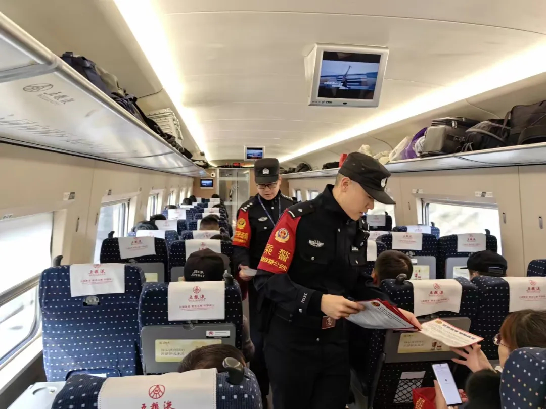 從243公里降至105公里！旅客這個行為致列車降速運行3分鐘，警方：拘留！