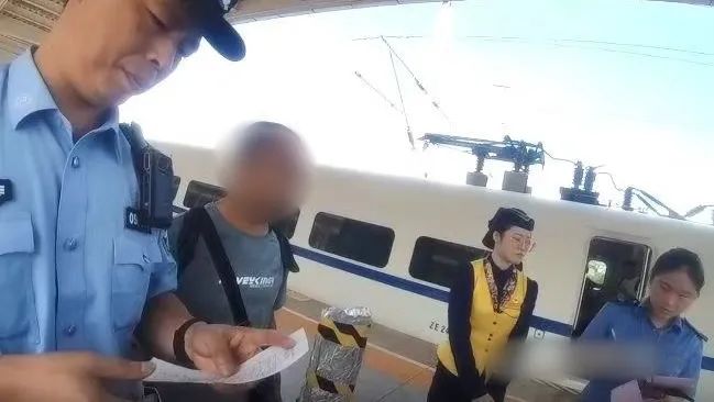 從243公里降至105公里！旅客這個行為致列車降速運(yùn)行3分鐘，警方：拘留！