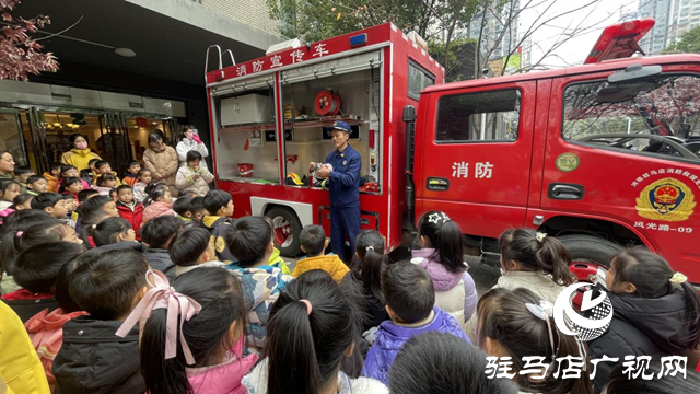 消防員走進幼兒園 萌娃開心學消防